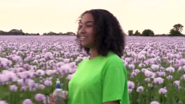 Mooi Gelukkig Gemengd Ras Afro Amerikaans Meisje Tiener Vrouwelijke Jonge — Stockvideo