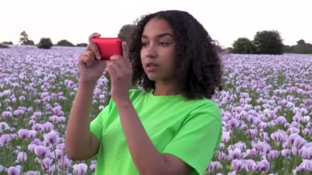 Mooie Gelukkige Gemengde Race African American Girl Tiener Vrouwelijke Jonge — Stockvideo