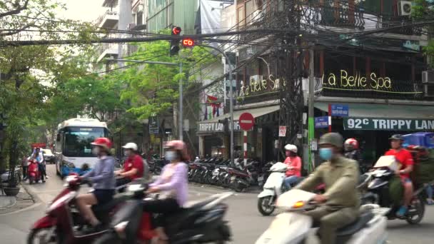 Traffisch Mensen Streeten Van Hanoi Vietnam April 2018 Scooters Brommers — Stockvideo