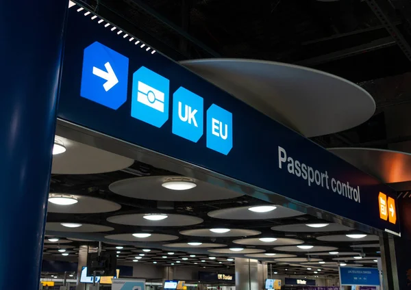 Passport Control и британский пограничный контроль в лондонском аэропорту Хитроу — стоковое фото