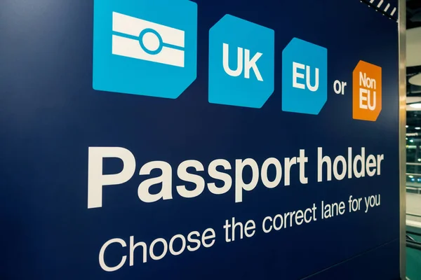 Control de Pasaportes y Frontera del Reino Unido en el Aeropuerto de Heathrow Londres Inglaterra — Foto de Stock