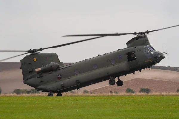 Raf Chinook Helicopter, England, 8 вересня 2007, Royal Air Force Raf Chinook двогвинтовий вертоліт який приземлився на полі, Англія, Велика Британія — стокове фото