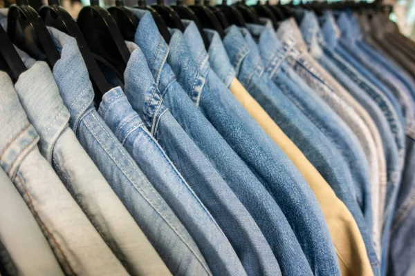 Camisas de mezclilla en perchas en un armario de la tienda Closet Rail — Foto de Stock