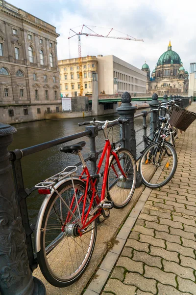 Bicicletas junto al río Spree cerca de la catedral de Berlín, Berlín, Alemania — Foto de Stock