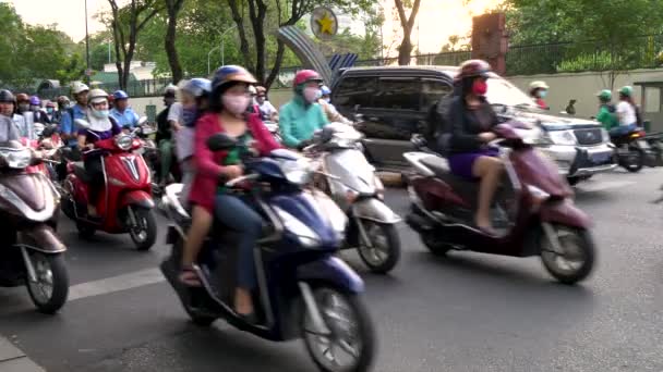 Miejscowi Ludzie Motorowerach Crossing Traffic Lights Streets Chi Minh City — Wideo stockowe