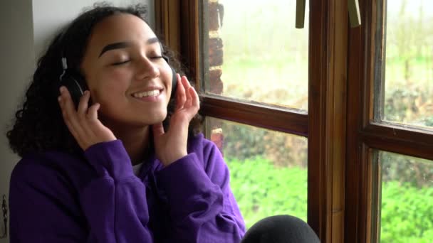 Feliz Sonriente Adolescente Joven Biracial Mujer Afroamericana Adolescente Con Una — Vídeos de Stock