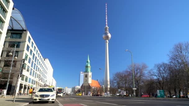 2019年2月16日ドイツ ベルリン発 ベルリンのベルリン テレビ塔へのカール ライブクネヒト通り沿いの晴れた昼間の景色 — ストック動画