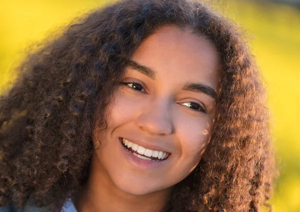 Misturado raça negra americana menina adolescente com dentes perfeitos — Fotografia de Stock