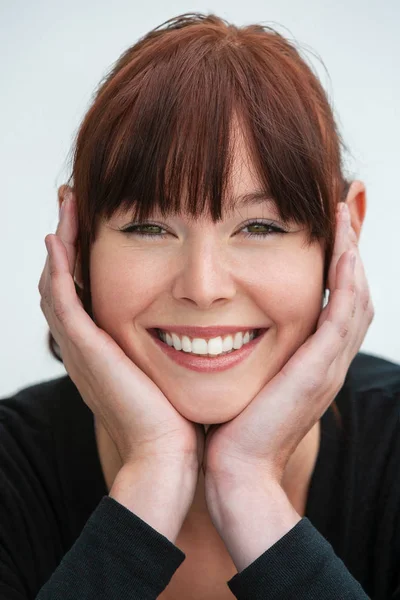 Hermosa mujer joven sonriendo con dientes perfectos —  Fotos de Stock