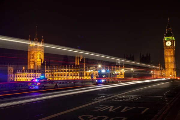 Véhicules d'urgence par Big Ben, Westminster Bridge, Londres la nuit — Photo