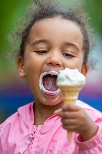 混合レース出生アフリカ系アメリカ人の少女アイスクリームを食べる子 — ストック写真