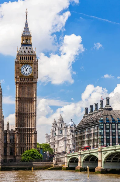 People and Buses on Westminster Bridge by Big Ben, London, England — Stock Photo, Image