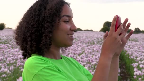 Hermosa Raza Mixta Feliz Chica Afroamericana Adolescente Mujer Joven Caminando — Vídeo de stock