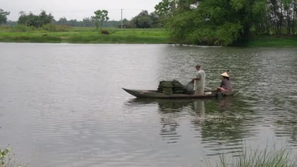 Lokal Man Och Woman Fiske Med Nyheter River Vietnam April — Stockvideo