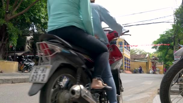 モップ 交通とホイアンの街の人々 ベトナム6 4月2018 スクーター モップ オートバイ モップ 観光客 ホイアンの昼間の通りの人々 — ストック動画