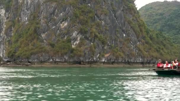 Tourists Traditional Boats Long Bay Cat National Park Vietnam Απριλιου — Αρχείο Βίντεο