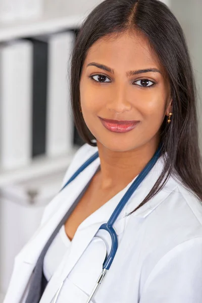 Asijské indické žena žena nemocnice lékař portrét — Stock fotografie