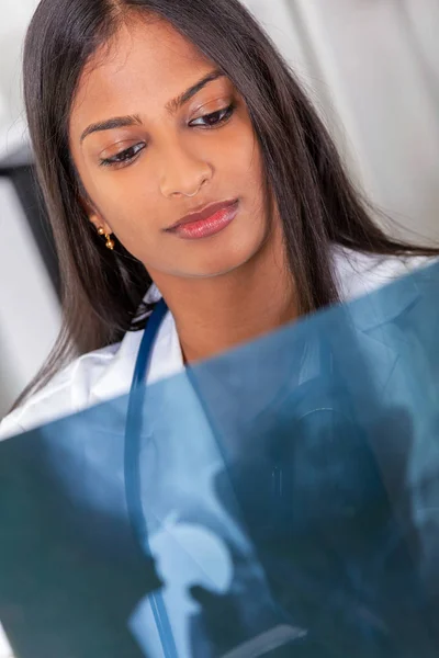 Ασιάτισσα Ινδή γυναίκα γιατρός νοσοκομείο κοιτάζοντας X Ray — Φωτογραφία Αρχείου