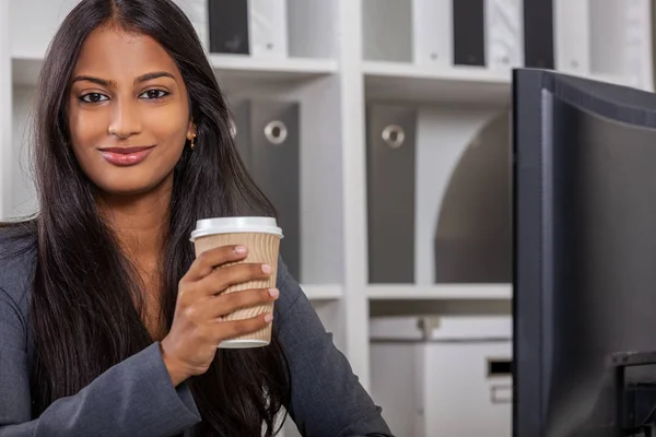 Mujer india asiática o empresaria en la oficina con taza de café o té —  Fotos de Stock