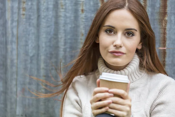 赤い髪の飲むコーヒーと美しい若い女性 — ストック写真