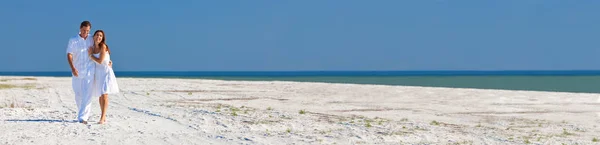 Romantyczny mężczyzna kobieta para spacery po plaży Panorama Web Banner — Zdjęcie stockowe