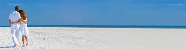 Panorama Man Woman Couple Walking on An Empty Beach Panoramic Web Banner — Stock Photo, Image