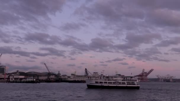 Time Lapse Hyper Lapse Boat Sunset Coming Seattle Water Front — Vídeo de stock