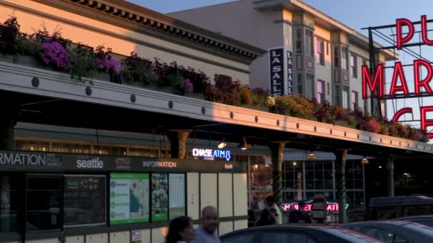 Schwenkschuss Pike Place Markteintritt Seattle Washington Usa Juli 2019 Abendclip — Stockvideo