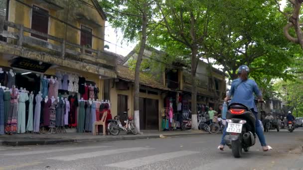 ホイアンの路上でスクーター 交通と人々 ベトナム6 4月2018 スクーター オートバイ モペット 観光客 およびホイアン ベトナムの昼間の通りに人々 — ストック動画