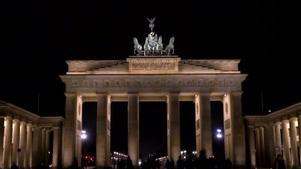 Przechyl Się Wideo Ludzi Nocy Przez Bramę Brandenburską Pariser Platz — Wideo stockowe