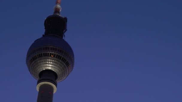 4KビデオのThe Berliner Fernsehturm 青い夜空に対するベルリンテレビ塔 — ストック動画