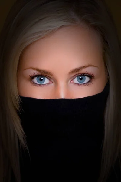 Schöne Frau mit blauen Augen und perfektem Make-up — Stockfoto