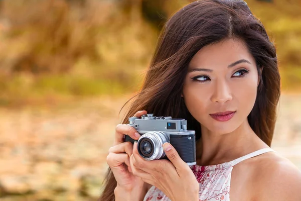 Asiatico cinese donna ragazza scattare foto con retro stile vintage fotocamera — Foto Stock