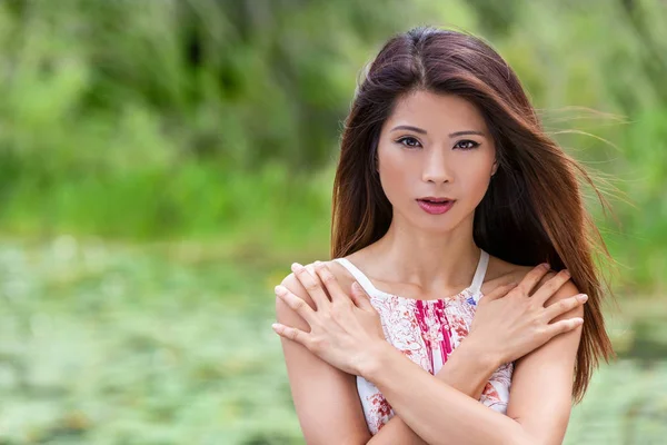 Mooi Chinees aziatisch jong vrouw meisje buiten met natuurlijke groene achtergrond — Stockfoto