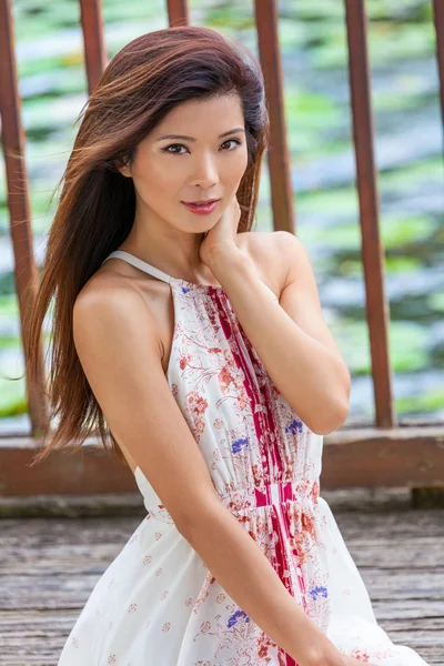 Portrait en plein air belle chinoise asiatique jeune femme ou fille — Photo
