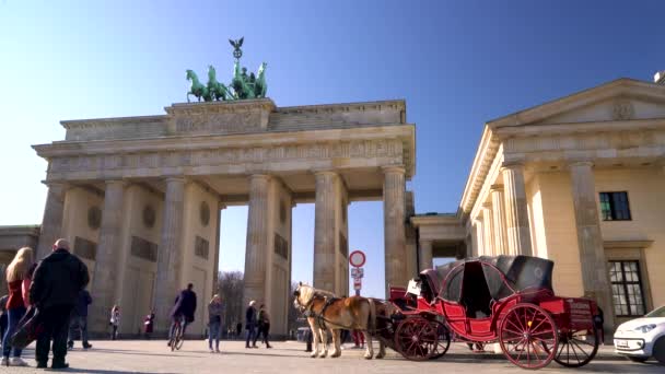 德国柏林Pariser Platz的Brandenburg门 2019年2月18日 德国柏林Pariser Platz的Brandenburg门 日间人员 马车和骑自行车者 — 图库视频影像
