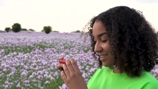Schöne Glücklich Gemischte Rasse Afrikanisch Amerikanische Mädchen Teenager Weibliche Junge — Stockvideo