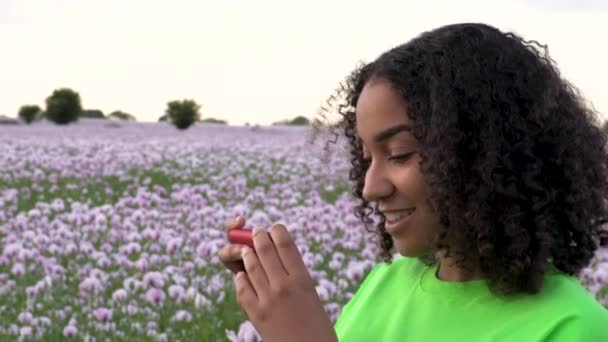 Mooi Gelukkig Gemengd Ras Afro Amerikaans Meisje Tiener Vrouwelijke Jonge — Stockvideo