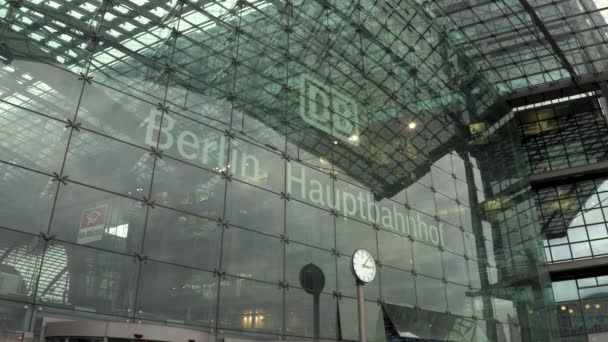 2020年2月20日ドイツ ベルリンのHautbahnhof鉄道駅 ガラス窓とドイツ ベルリンのHauptbahnhof鉄道駅入口のドイツ バーンのロゴ — ストック動画