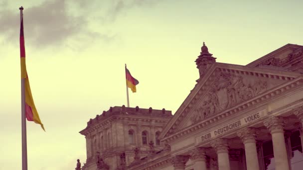 德国柏林德国议会大楼外飘扬国旗的4K老式过滤效果视频 — 图库视频影像