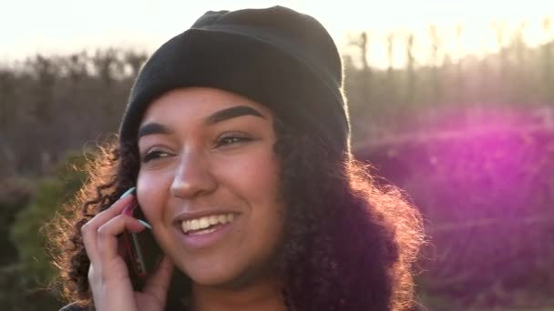 Bela Raça Mista Afro Americana Menina Adolescente Mulher Vestindo Chapéu — Vídeo de Stock