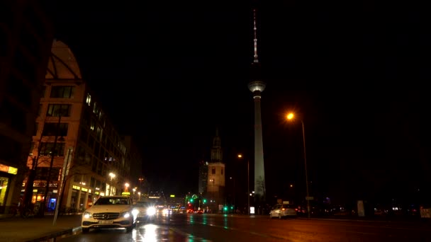纵观Along Karl Liebknecht Strasse Nnight Berlin 德国柏林2019年2月19日 沿着Karl Liebknecht大街向柏林Fernsehturm电视塔的夜景 — 图库视频影像