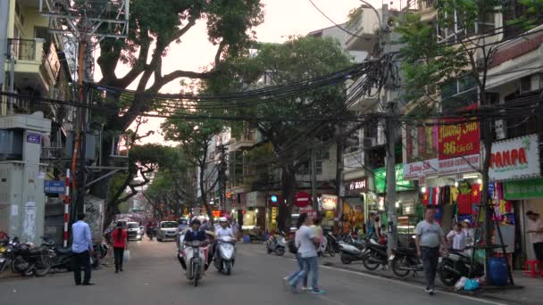 Tráfego Pessoas Nas Fortes Hanoi Vietnão Abril 2018 Scooters Ciclomotores — Vídeo de Stock