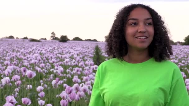 美丽而快乐的混血非洲裔美国少女少女走在一片黄花丛中 — 图库视频影像