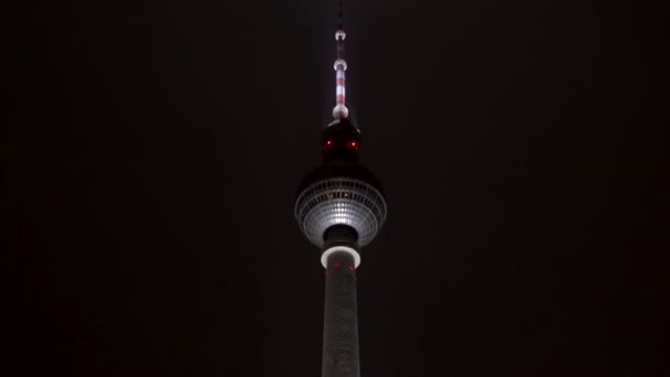 德国柏林密特区Alexanderplatz 冬季的夜晚 在降雪的情况下 将柏林Fernsehturm电视塔夷为平地 — 图库视频影像