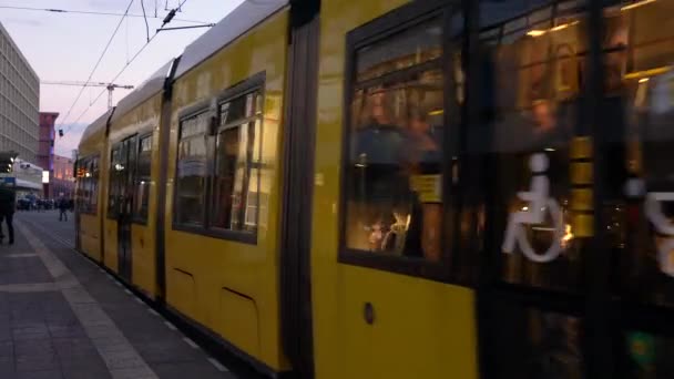 Trams Passengers Alexanderplatz Tram Wain Station Berlin Německo February 2018 — Stock video