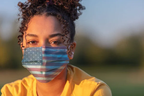 Blandad Ras Afroamerikansk Tonåring Flicka Ung Kvinna Bär Ansiktsmask Dekorerad — Stockfoto