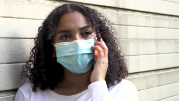 Vacker Blandras Afroamerikansk Flicka Tonåring Ung Kvinna Bär Ansiktsmask Covid — Stockvideo