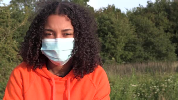 Vacker Blandras Afroamerikansk Flicka Biracial Tonåring Ung Kvinna Utanför Bär — Stockvideo