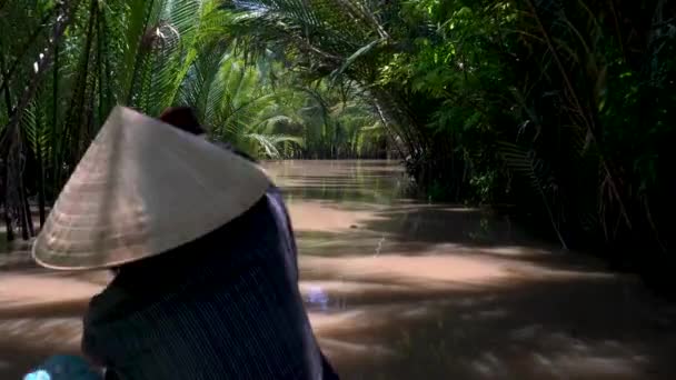 在越南湄公河三角洲 当地一名越南妇女头戴叶冠 划着传统的小船或独木舟的后视镜 — 图库视频影像
